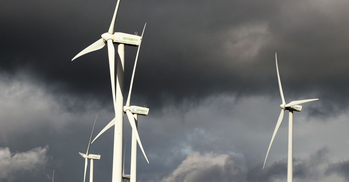 Harnessing the Breeze at Home: Weighing the Benefits and Drawbacks of Residential Wind Turbines