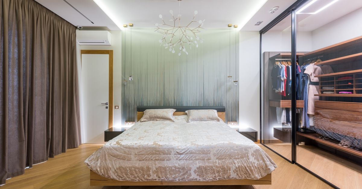 Flow-First Bedroom Design: Space-Savvy Walk-In Wardrobe Integration That Maximizes Every Inch