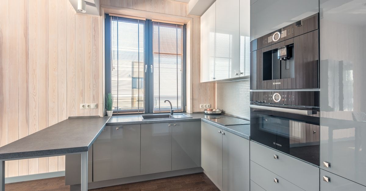 Shine and Shade: The Smart Kitchen Guide to Choosing Aluminum Blinds
